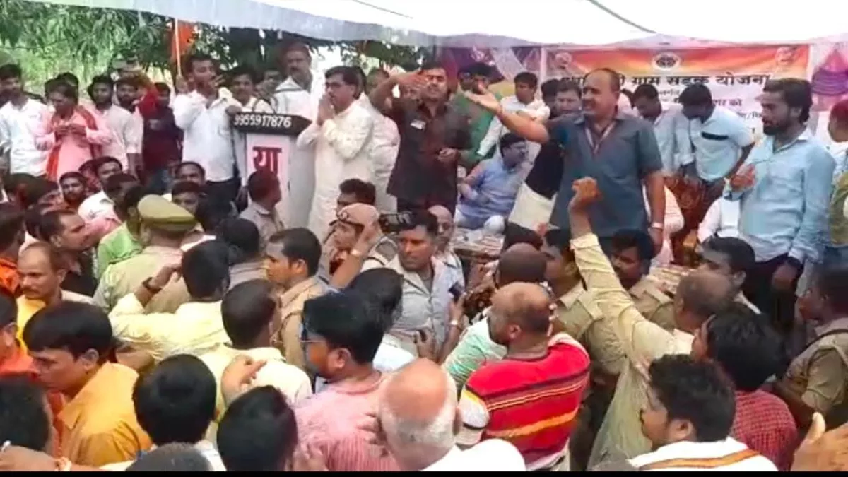 केंद्रीय मंत्री के सामने भिड़े भाजपा व कांग्रेस कार्यकर्ता, एक दूसरे की खिलाफ जमकर हुई नारेबाजी