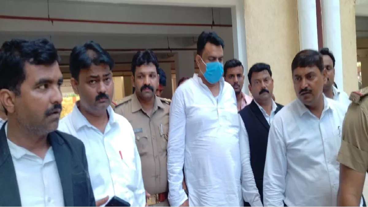 माफिया राजन तिवारी ने गोरखपुर जेल की सामान्य बैरक में गुजारी पहली रात, अन्य कैदियों की तरह किया गया बर्ताव