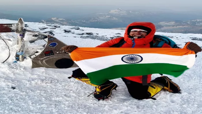 माउंट एल्ब्रुस चोटी पर तिरंगा फहराते हुए हिसार की रीना भट्टी