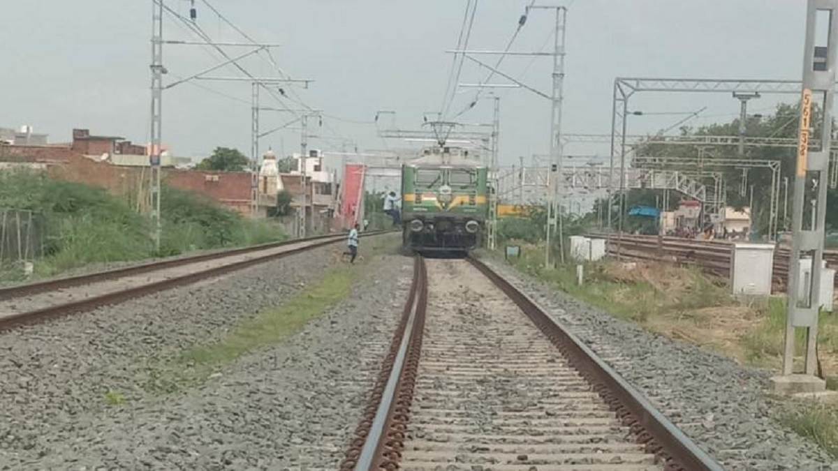 औरैया में स्वर्ण शताब्दी एक्सप्रेस व मालगाड़ी से गोवंशी टकराने से रोकी गई दोनों ट्रेनें।