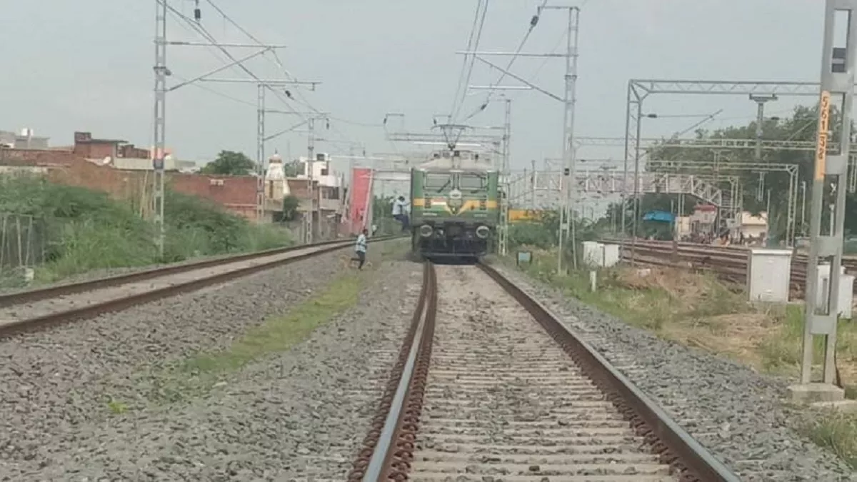 औरैया में स्वर्ण शताब्दी एक्सप्रेस व मालगाड़ी से टकराए गोवंशी, दोनों ट्रेनों को रोका गया, रेल रूट बाधित