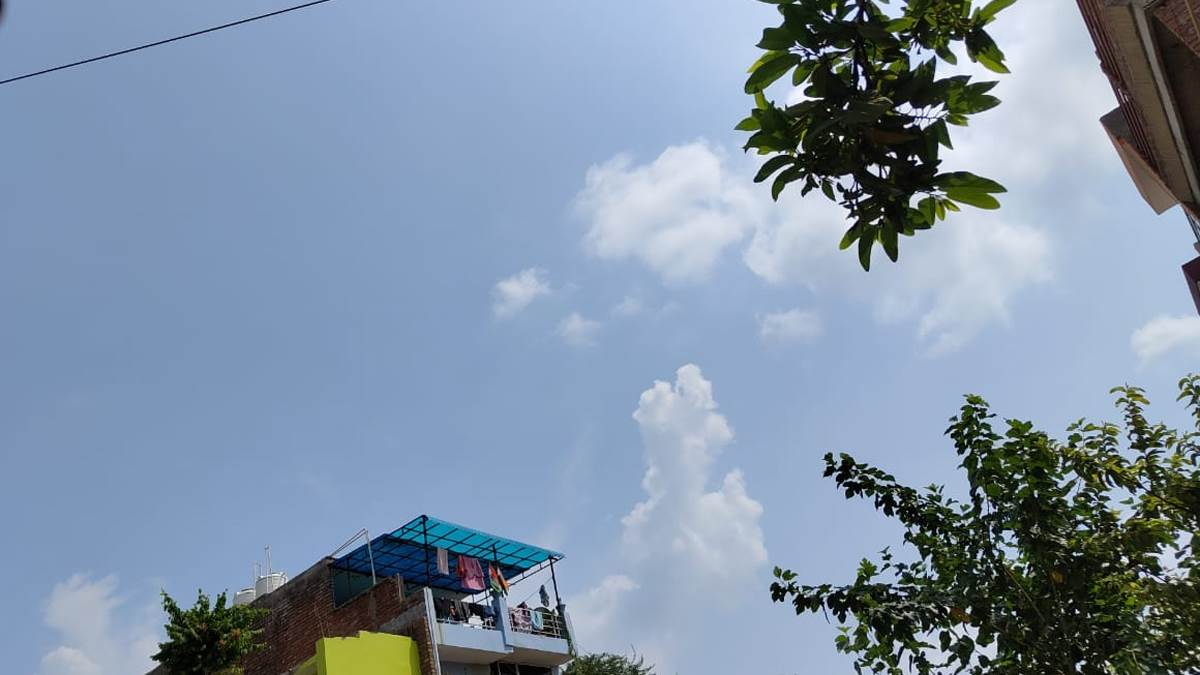 UP Weather Today: यूपी के कई शहरों में धूप के साथ छाए हैं बादल