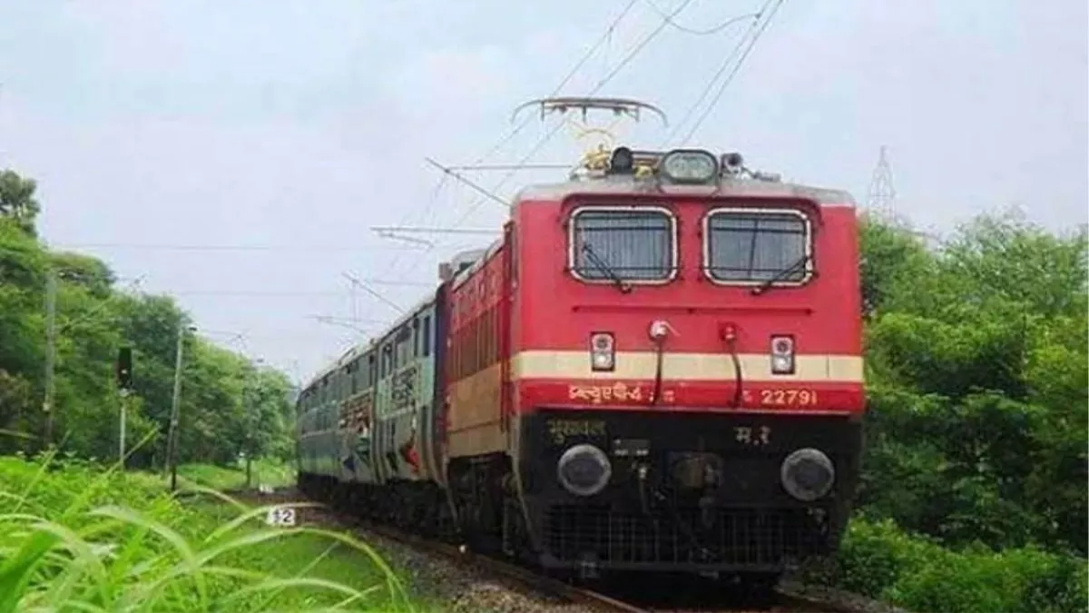 Firozpur Train Cancel: बाढ़ के पानी में डूबे रेल ट्रैक, रेलवे ने करीब 14 ट्रेनें की रद्द; इनके बदले रूट