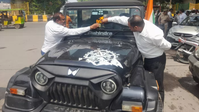 नोएडा पुलिस ने वाहनों पर स्टीकर और जाति सूचक बोर्ड लगाकर चलने वालों पर की कार्रवाई।