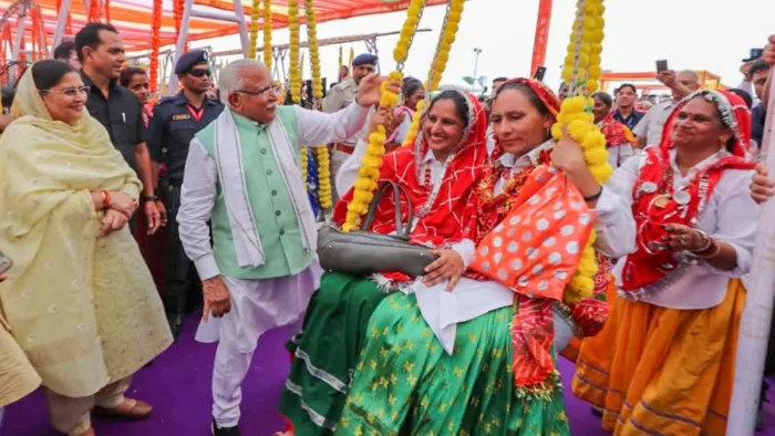 हरियाणा सरकार के तीज महोत्सव में उमड़ीं 50 हजार महिलाएं