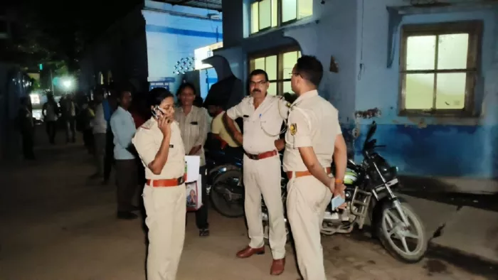 Bihar Crime: दुष्कर्म की घटना को लेकर छानबीन करती पुलिस।