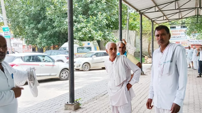 तेज रफ्तार कार खंभे से टकराई, युवक की मौत।
