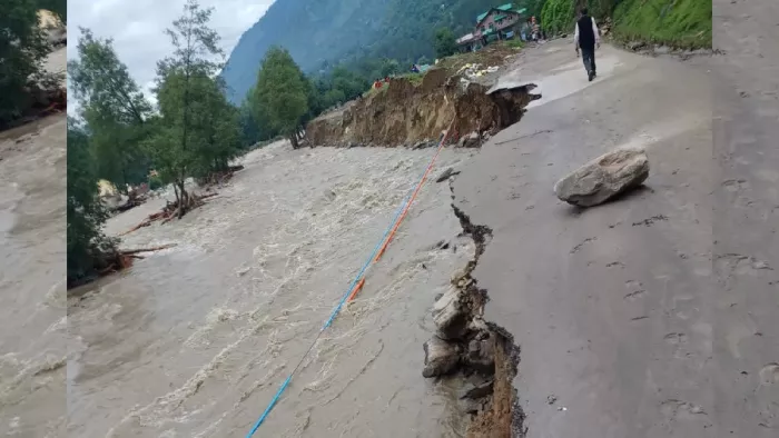 बाढ़ और बारिश से हिमाचल प्रदेश को करोड़ों का नुकसान (फाइल फोटो)