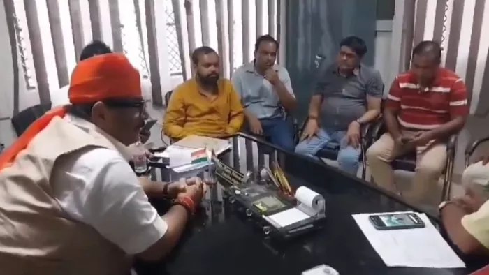 जल निगम के अफसरों के साथ बैठक करते भाजपा विधायक महेश त्रिवेदी