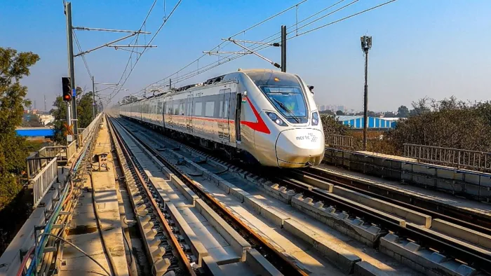 मेरठ साउथ से साहिबाबाद के लिए दौड़ी नमो भारत ट्रेन। फोटो सौ. एनसीआरटीसी।