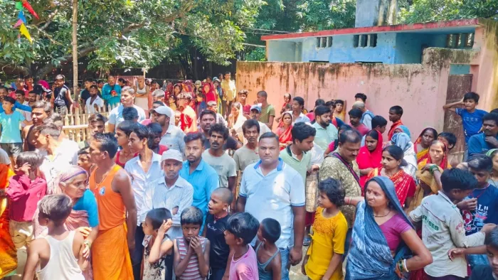 मां-बेटी की हत्या के बाद घटनास्थल पर जुटी भीड़। जागरण