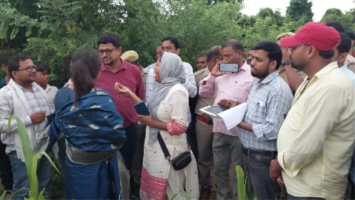 Basti News: गांव की सरकारी भूमि का सर्वे करने पहुंची टीम का विरोध, सड़क के बदले वन विभाग को दी गई है जंगल की जमीन