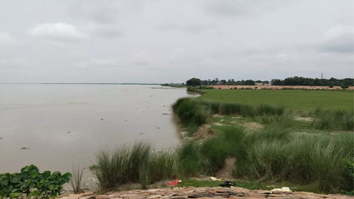 Deoria News: खतरे के लाल निशान से 50 सेमी ऊपर ठहरा सरयू नदी का जलस्तर, ग्रामीणों को मिली राहत