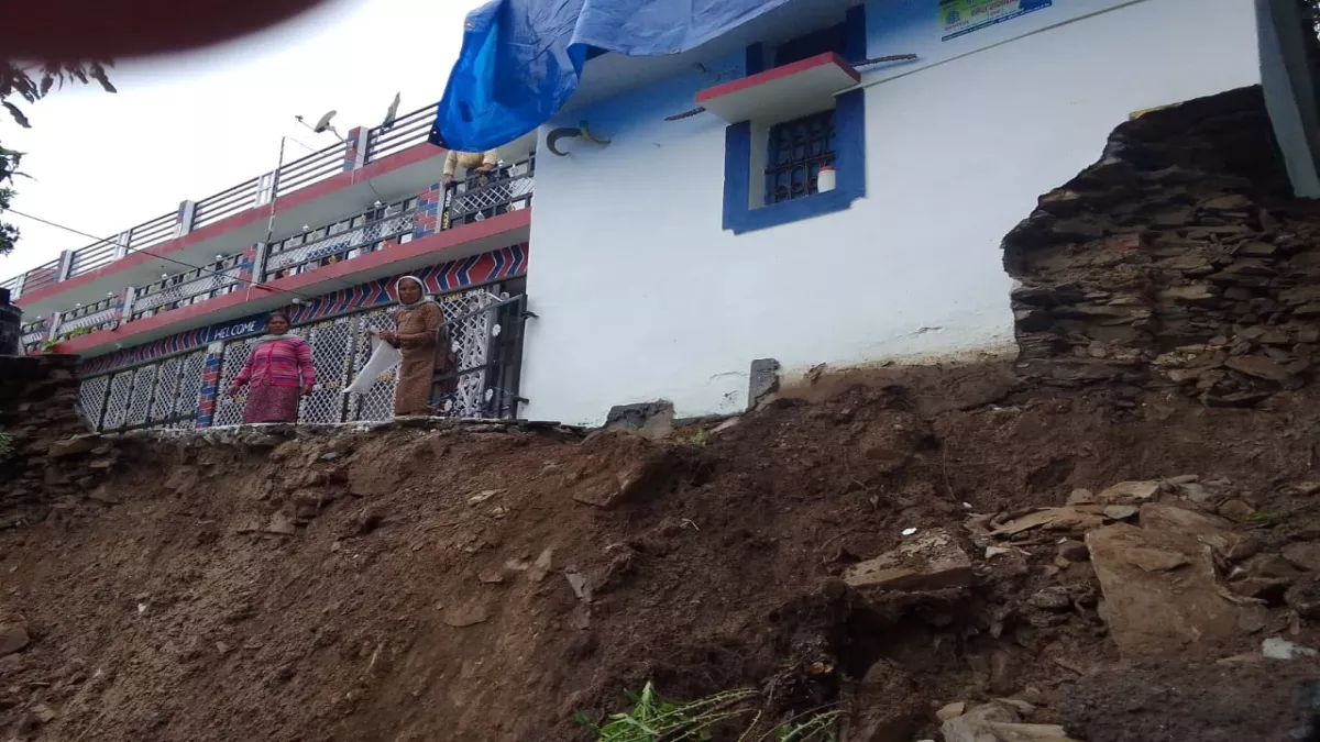Tehri Garhwal News: अतिवृष्टि से सड़कें और घर क्षतिग्रस्त, आंकलन करने में जुटी जिला व तहसील प्रशासन की टीम