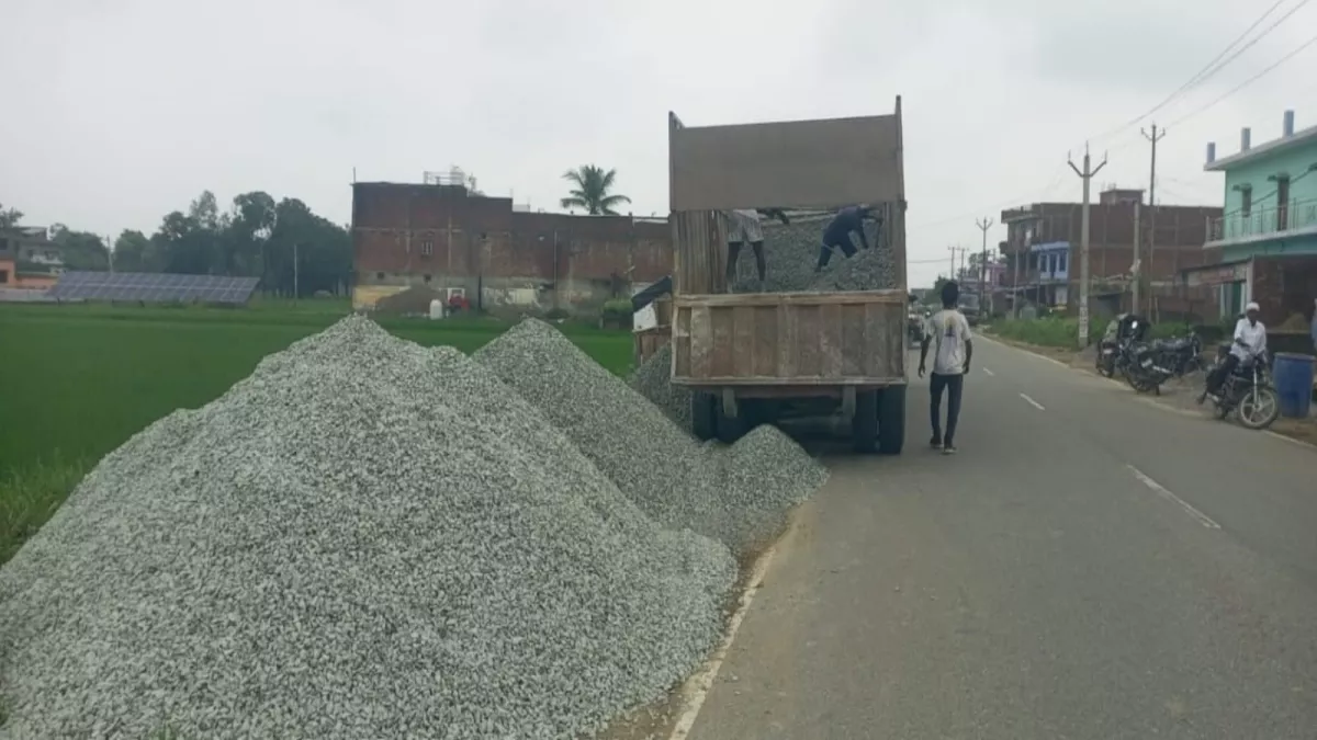 Kushinagar News: खतरनाक साबित हो रहीं सड़क किनारे जगह-जगह गिराईं गईं गिट्टियां, दे रही हादसे को दावत