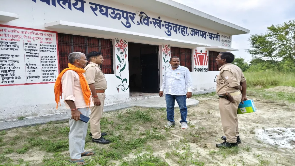 Basti News: पंचायत भवन के छत पर लगे तीन सोलर पैनल चोरी, जांच में जुटी पुलिस