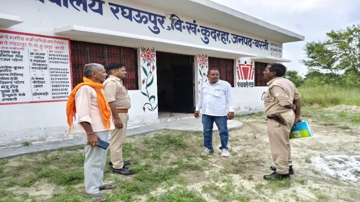सोलर पैनल चोरी के बाद ग्राम प्रधान सुभाष चंद्र से घटना की जानकारी लेते पीआरबी की पुलिस। जागरण