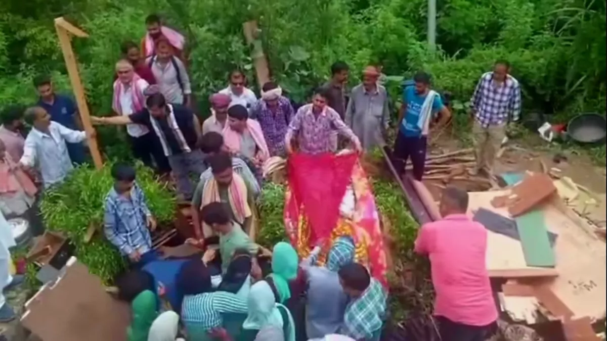Udhampur News: बेटा पैदा न करने पर ससुरालियों पर बेटी को प्रताड़ित करने का आरोप, मायके वालों ने दहेज के सामान के साथ किया बेटी का अंतिम संस्कार