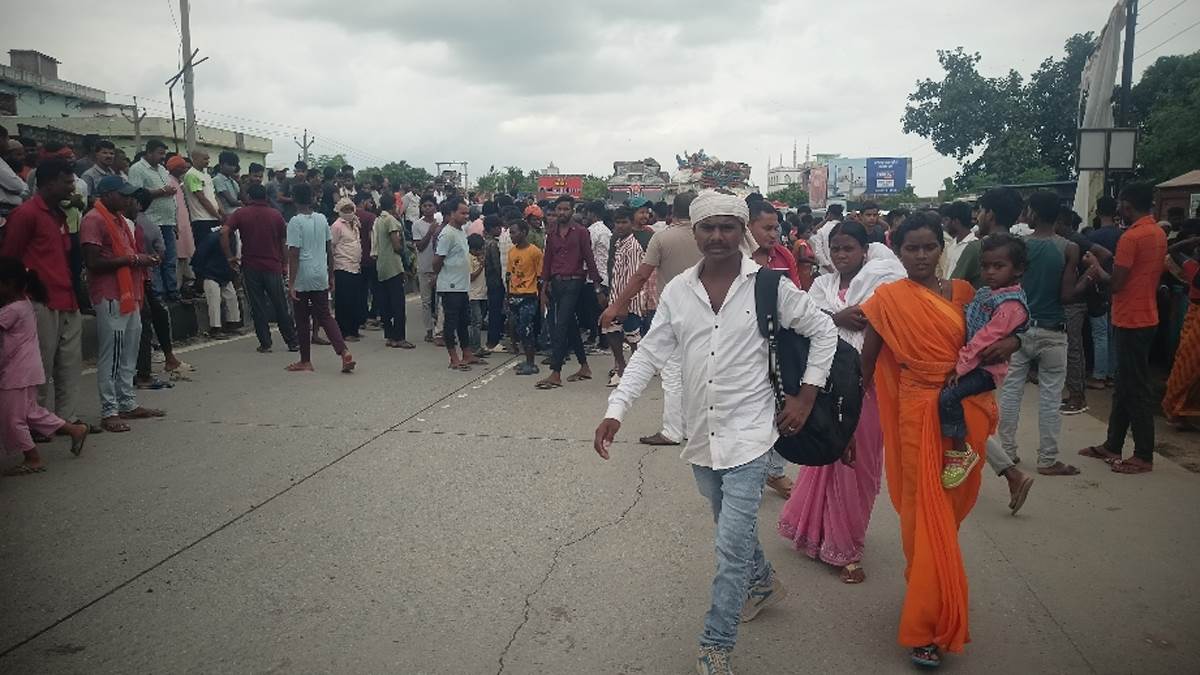https://www.jagranimages.com/images/newimg/19082025/19_08_2025-aakrosh_24018052.jpg
