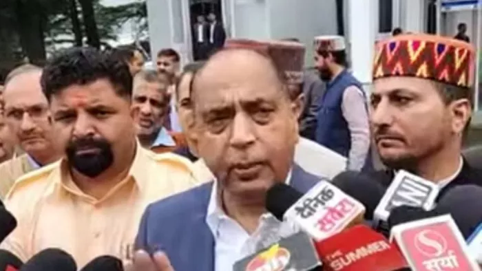 शिमला में विधानसभा से वाकआउट के बाद मीडिया से बात करते नेता प्रतिपक्ष जयराम ठाकुर।