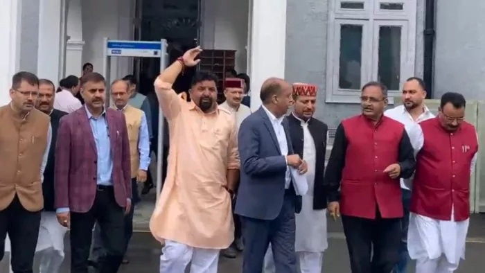 सदन में पक्ष-विपक्ष में नोकझोंक के बाद सदन से बाहर आते भाजपा सदस्य। जागरण