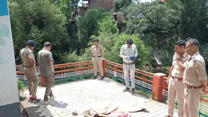 जिला चंबा के चुवाड़ी क्षेत्र में स्कूल परिसर में मिली महिला की लाश की जांच करते पुलिस कर्मी। जागरण