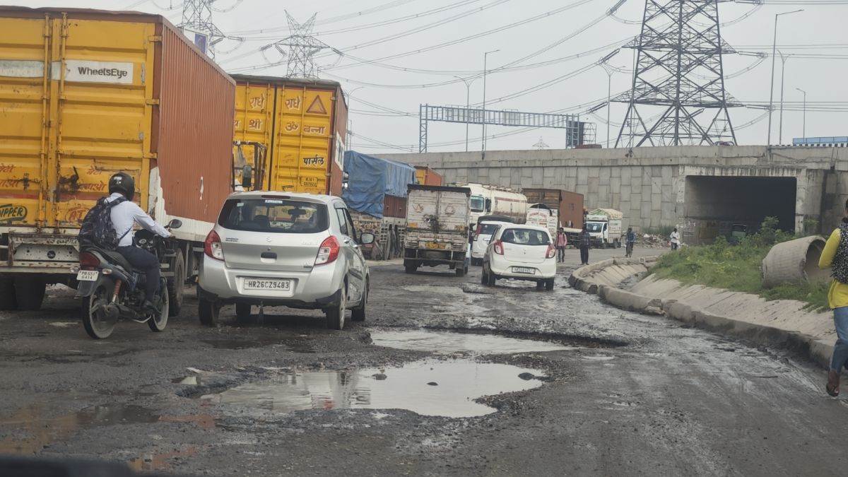 ncr gurgaon news delhi jaipur highway service lane full of potholes traffic jams