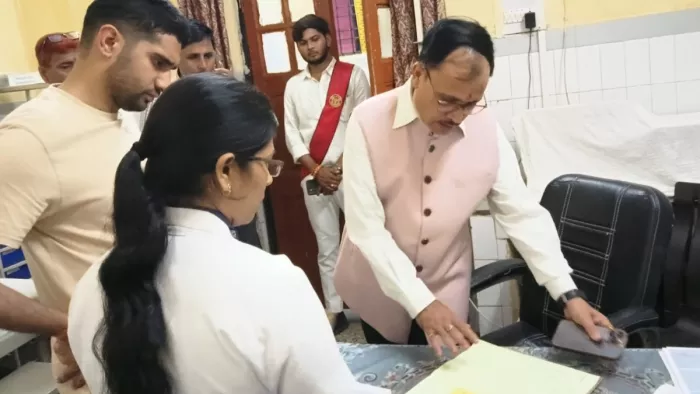 अस्पताल में तो डाक्टर ने मरीज को देखे बिना ही कर दिया रेफर।
