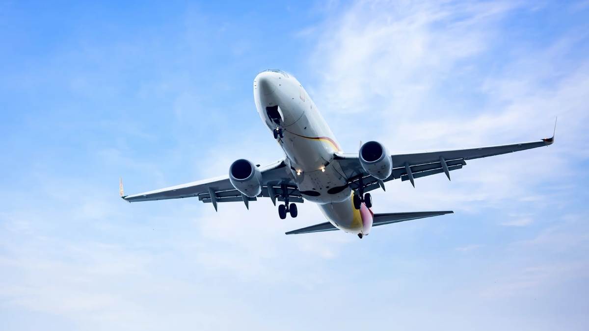https://www.jagranimages.com/images/newimg/19082025/19_08_2025-flight_24018454.jpg