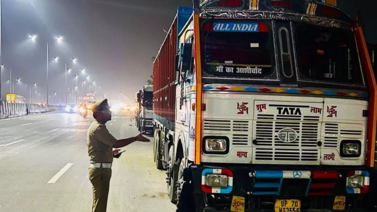 गाजियाबाद में ट्रैफिक पुलिस की ताबड़तोड़ कार्रवाई, होटल और ढाबों के बाहर खड़े 1168 वाहनों का किया चालान