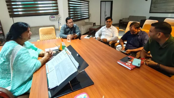 जल निगम व नगर निगम के अधिकारियों के साथ बैठक करतीं महापौर सुनीता दयाल। सौ. नगर निगम