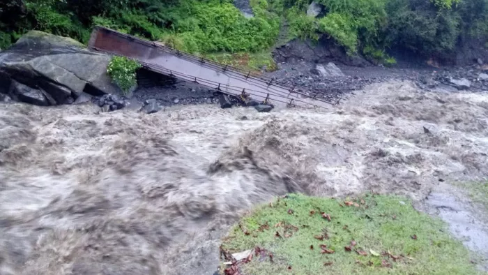 Himachal Cloudburst: बादल फटने के बाद बाढ़ में बह गया पुल (जागरण फोटो)