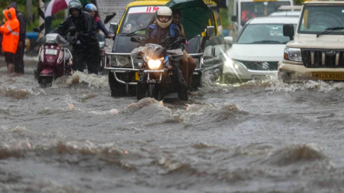 https://www.jagranimages.com/images/newimg/19082025/19_08_2025-mumbai_rain_6_24017796.jpg