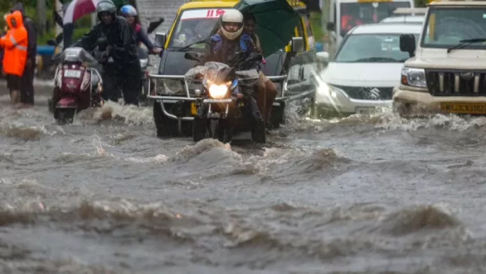 मुंबई में भारी बारिश का अलर्ट जारी। फोटो- पीटीआई
