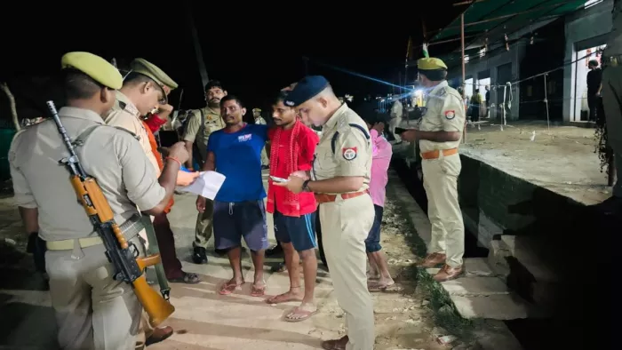 चंदौली में बीडीसी ने पारिवारिक विवाद में पत्नी को फावड़े से मार डाला।