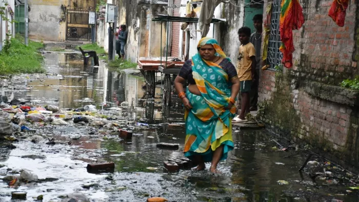 पद्म गली के स्थानीय लोगों का कहना है कि बारिश में स्थिति और भी बदतर हो जाती है।