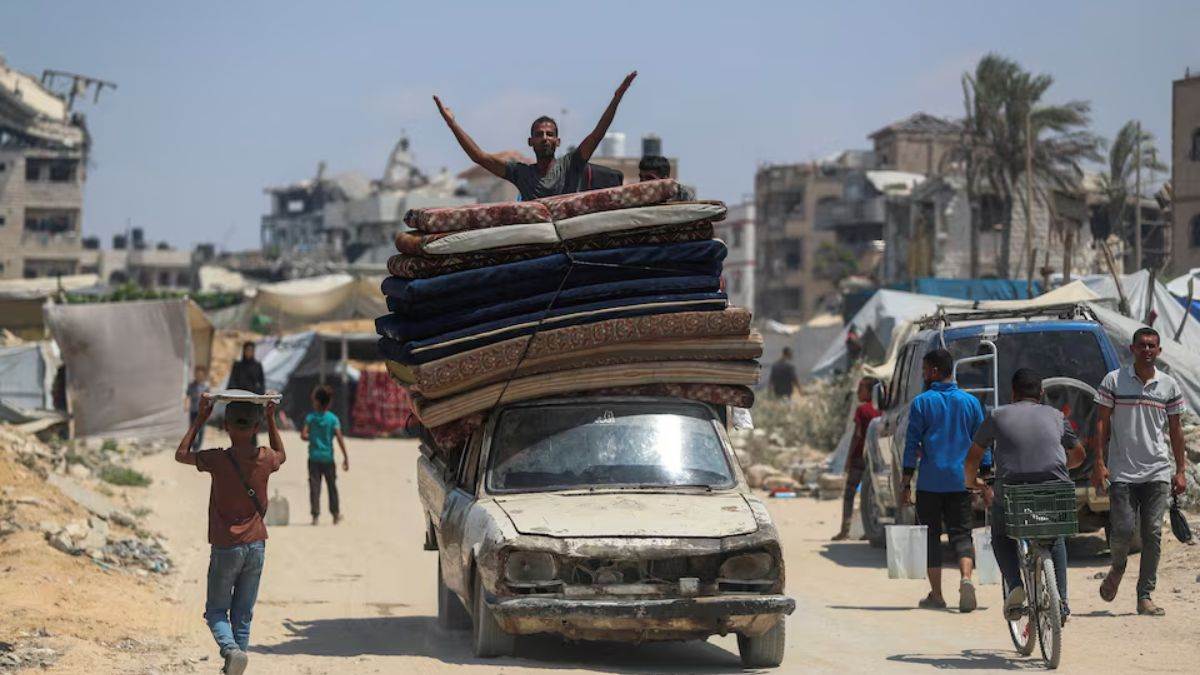 https://www.jagranimages.com/images/newimg/19082025/19_08_2025-palestinians_leave_gaza_24017393.jpg