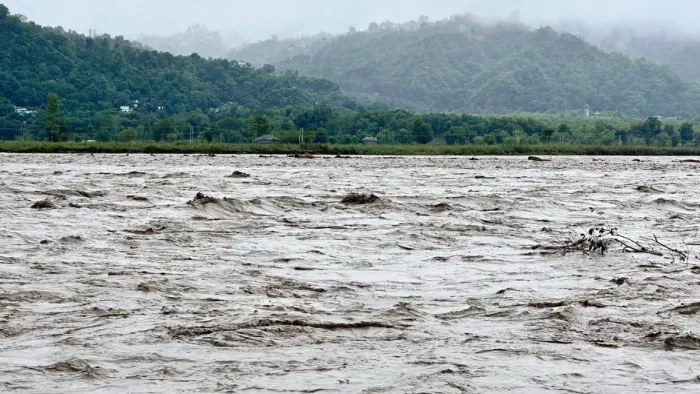 जिला कांगड़ा के देहरा में पौंग बांध में मिलती ब्यास नदी।