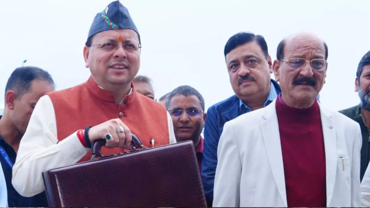 सीएम धामी ने हंगामे के बीच पेश किया 5315 करोड़ का अनुपूरक बजट, विकास कार्यों को म‍िलेगी गति