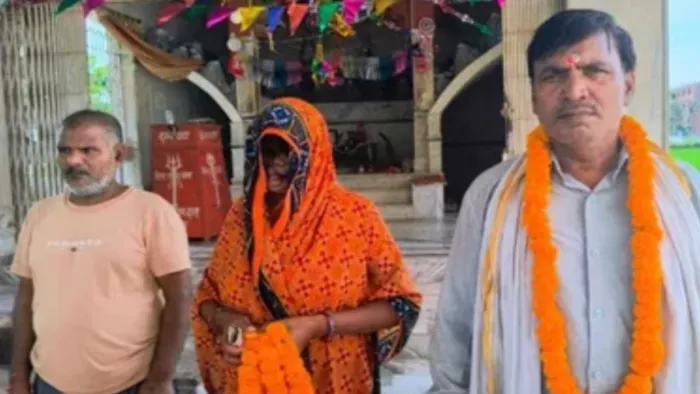 पति ने दोनों को रंगे हाथ पकड़ने के बाद हनुमान मंदिर में उनकी शादी करा दी।