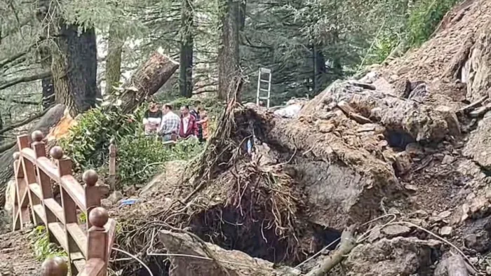 शिमला के रामचंद्र चौक के पास हुआ भारी भूस्खलन। जागरण