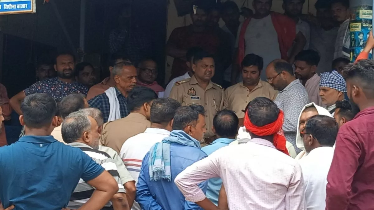 गाजीपुर में म‍िठाई खाकर बीमार हो गए लोग, गुस्‍से में दुकान में तोड़फोड़ करने पहुंच गए