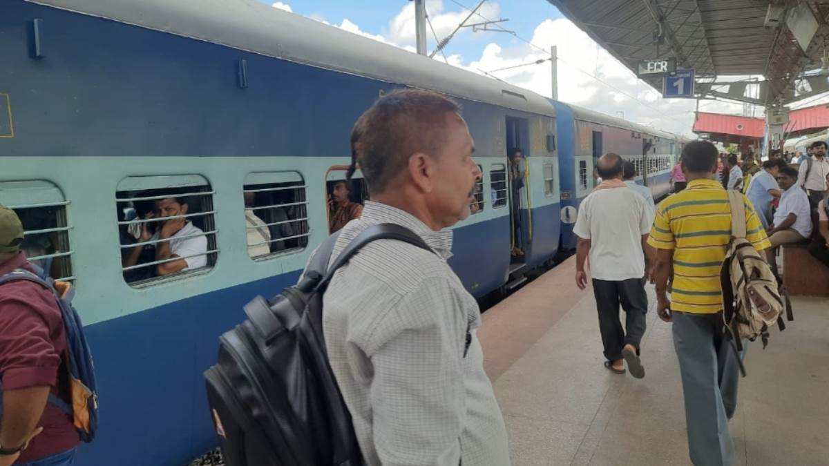 https://www.jagranimages.com/images/newimg/19082025/19_08_2025-train_24018270_19289396.jpg
