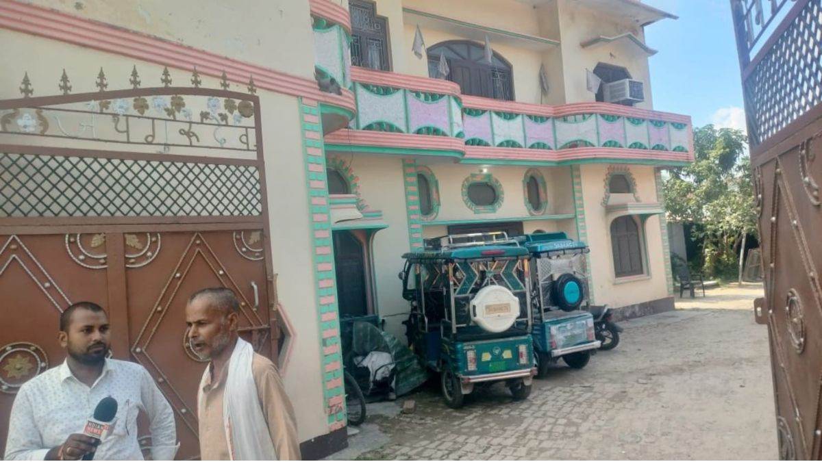 kushinagar shooting youth shot in front of police amidst family feud