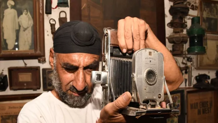 सन 1948 में पोलेराइड लैंड कैमरा का आविष्कार हुआ, इससे फोटो खींचने की प्रक्रिया सरल हो गई l जागरण