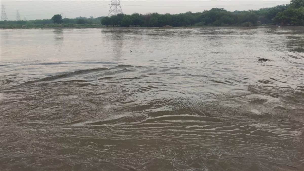https://www.jagranimages.com/images/newimg/19082025/19_08_2025-yamuna_5_24018049.jpg