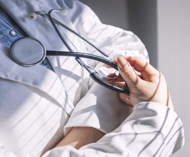 https://www.jagranimages.com/images/newimg/19092021/19_09_2021-12_03_2020-harassing_female_doctor_20103401_22034137.jpg