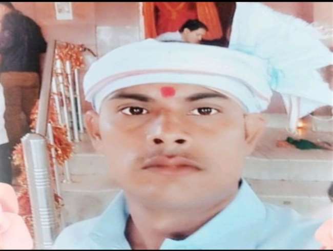 private worker climbed on pole to fix electricity in gonda scorched by current death