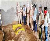 पुलिस ने लाश एक खेत से बरामद की है। (जागरण)