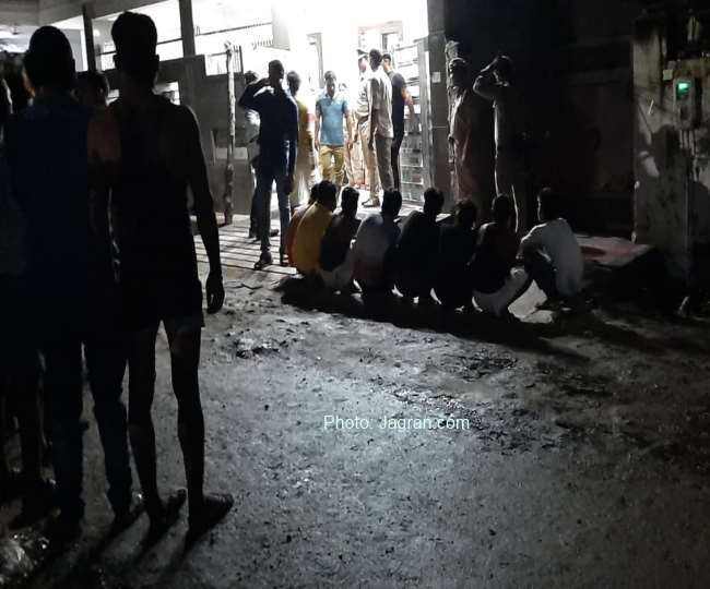 Robbery in Agra: आगरा में डकैती, बदमाशों के सुराग को पुलिस ने 44 संदिग्धों से रात में बुलवाया एक ही डायलाग